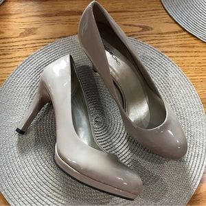 NWOT-Bandolino Beige Pumps 9M